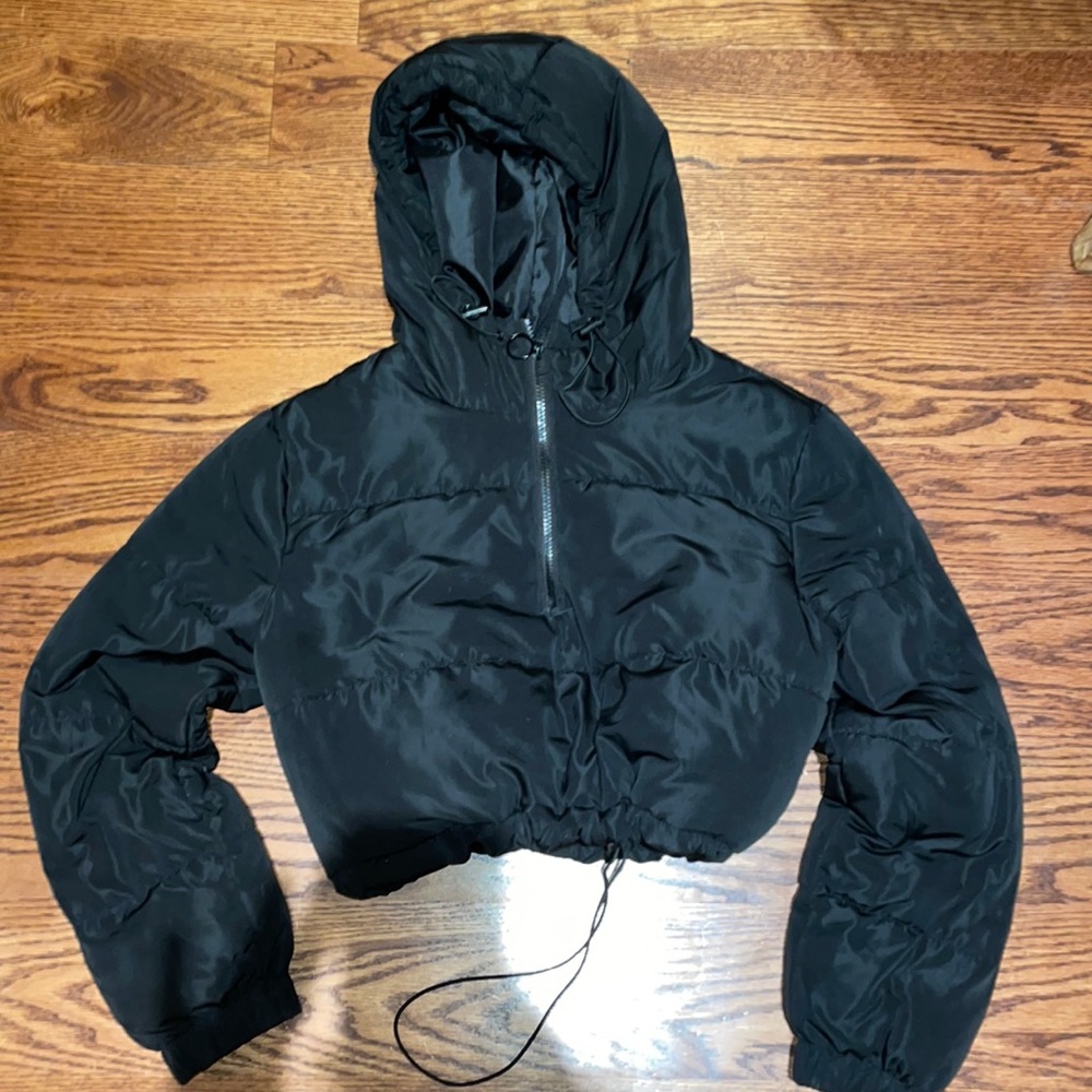 Cropped black puffer jacket